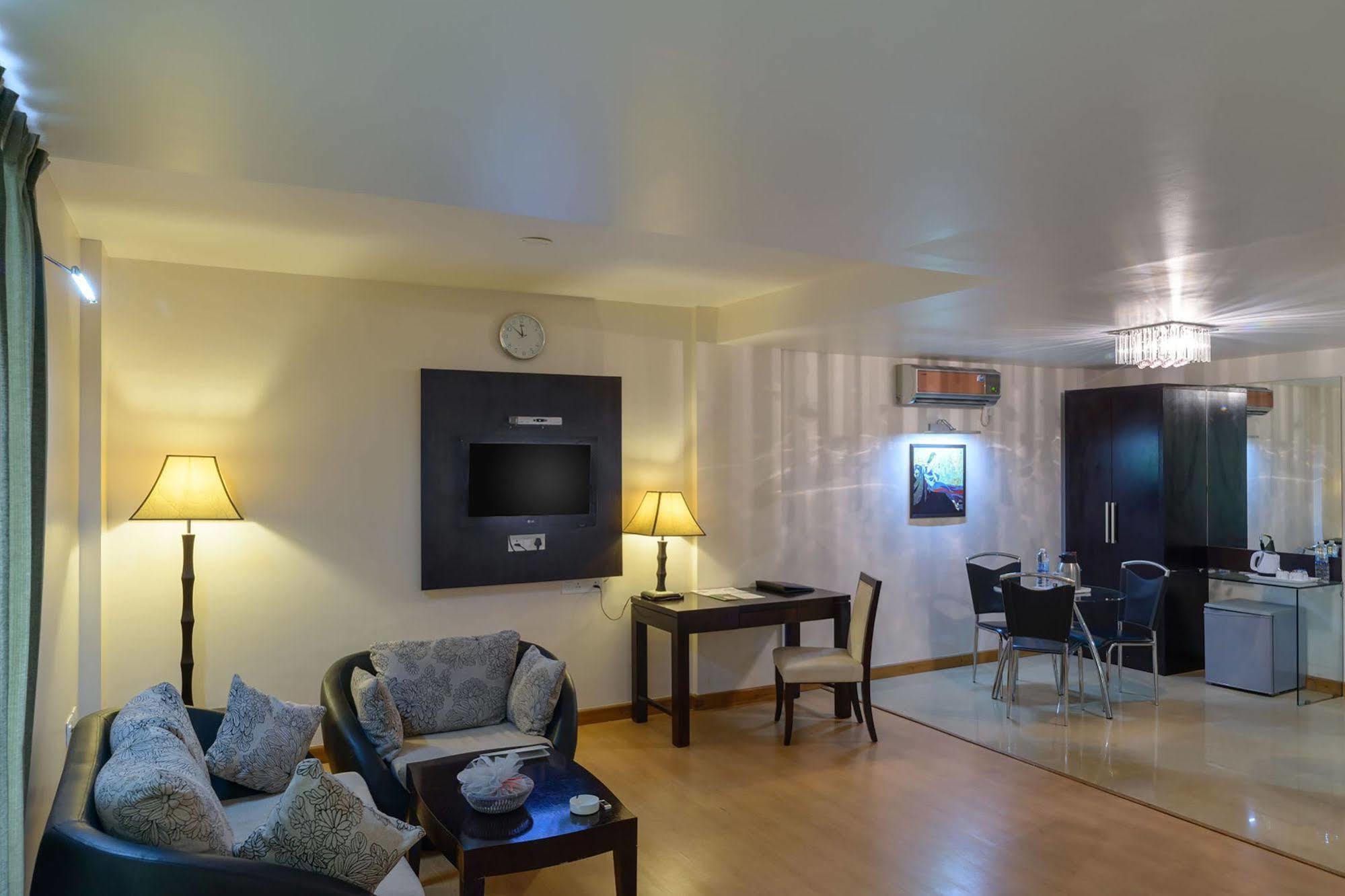 Quality Inn Palms Gāndhīdhām Екстериор снимка