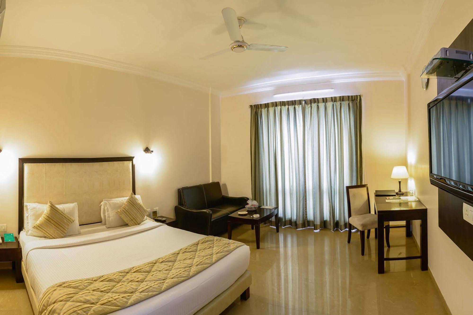 Quality Inn Palms Gāndhīdhām Екстериор снимка