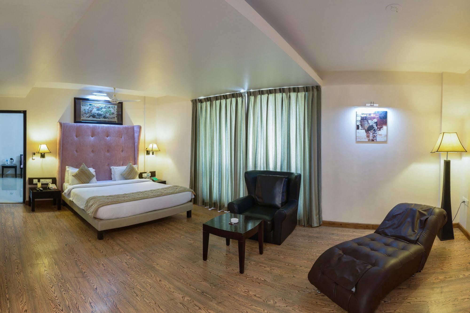 Quality Inn Palms Gāndhīdhām Екстериор снимка