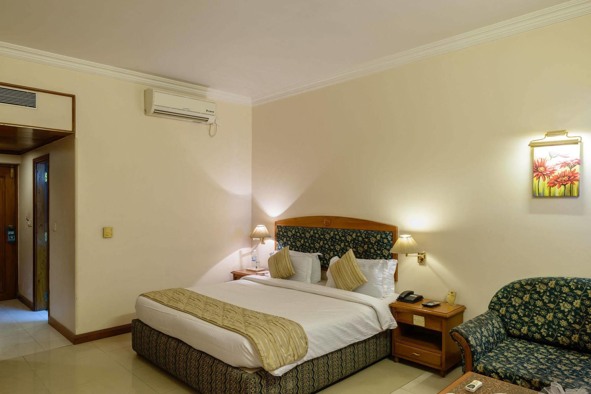 Quality Inn Palms Gāndhīdhām Екстериор снимка