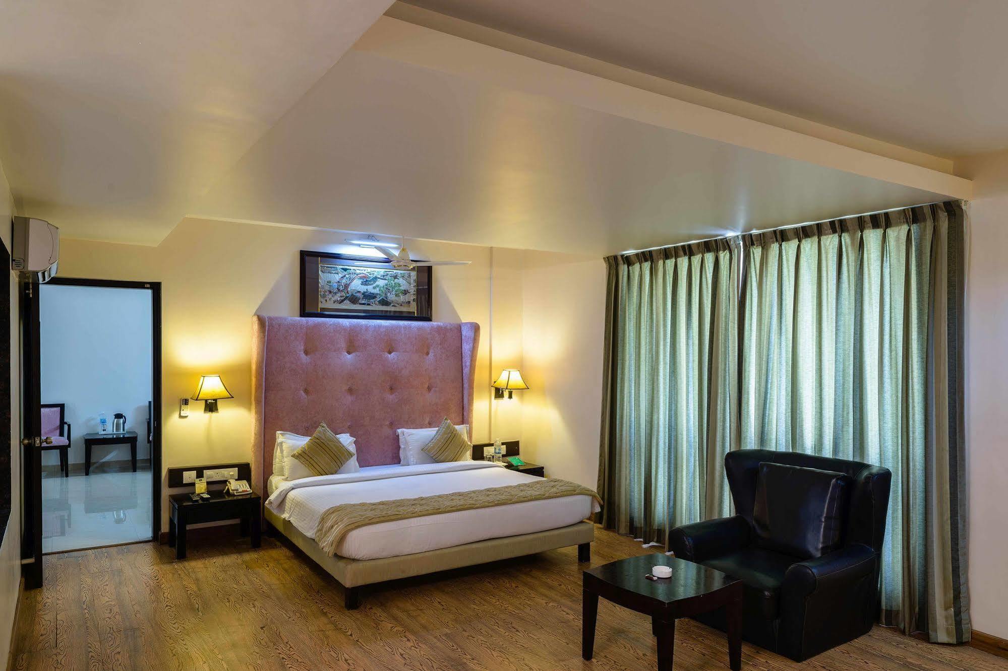 Quality Inn Palms Gāndhīdhām Екстериор снимка