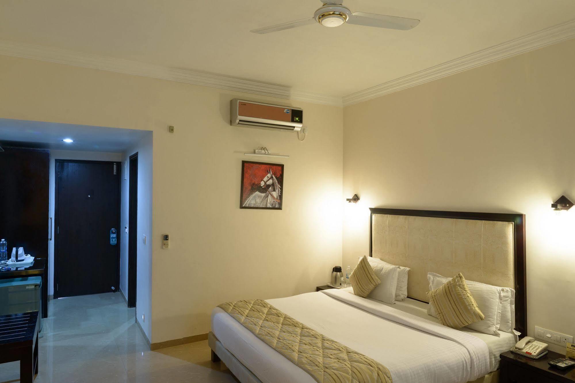 Quality Inn Palms Gāndhīdhām Екстериор снимка